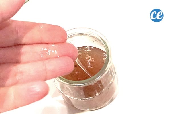 Du gel de lin fait maison avec une texture visqueuse