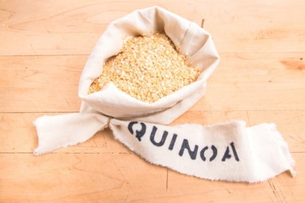 Un sac de quinoa ouvert qui attire le sites alimentaires