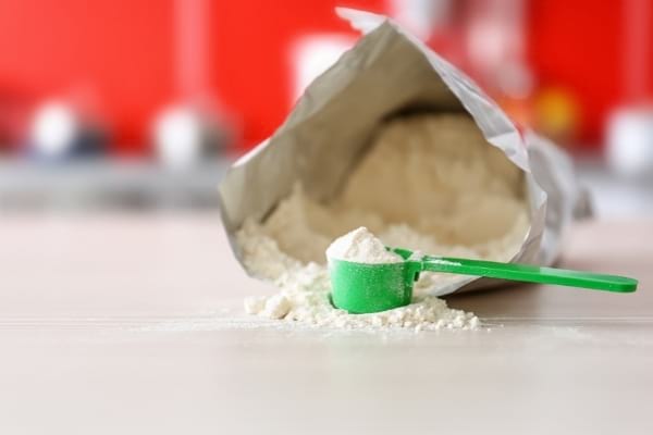 Un sachet de lait en poudre ouvert qui attire les mites alimentaires