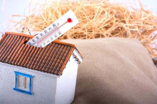 Un thermomètre dans une maison pour adapter les bonnes températures