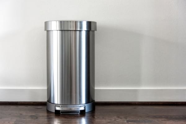 Une poubelle en inox propre
