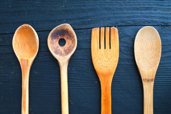 Des ustensiles en bois ne devant pas être lavés au lave vaisselle