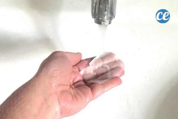 une feuille de savon sous l'eau