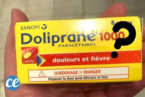 une boite de paracétamol tenue dans une main