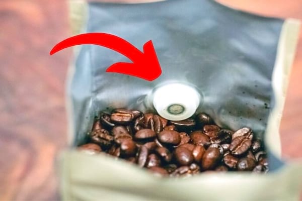 Une valve de dégazage dans un sac de grains de café.