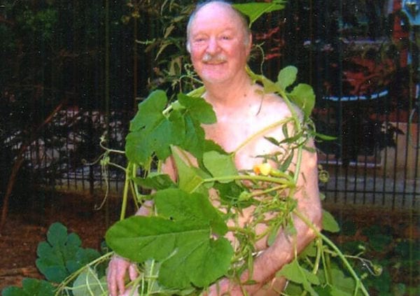 Homme âgée recouvert de feuilles 