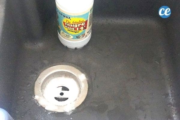 Du vinaigre blanc et du bicarbonate pour déboucher les canalisations de l'évier