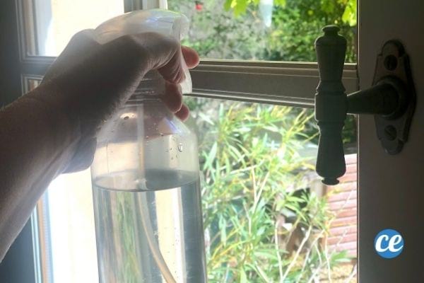 un spray fait avec du vinaigre blanc et de l'eau pour nettoyer les vitres