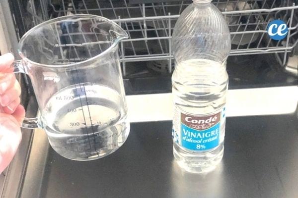 250 ml de vinaigre blanc versé dans le lave vaisselle