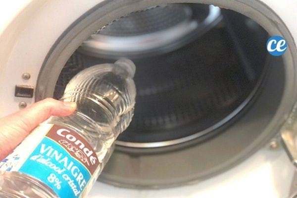 Un litre de vinaigre blanc versé dans la machine à laver