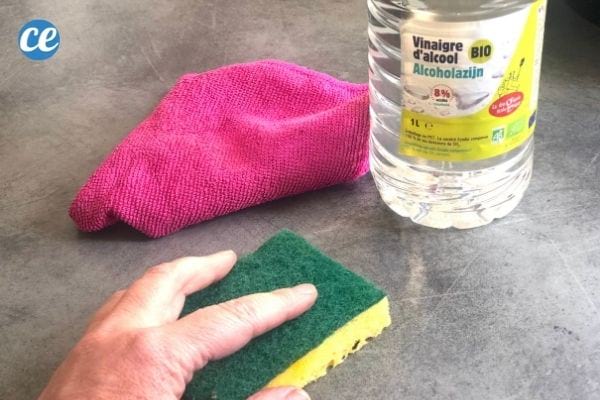 Du vinaigre blanc pour nettoyer le tartre sur les surfaces avec une éponge