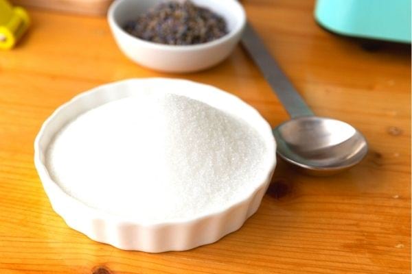 sucre blanc dans une soucoupe avec cuillère