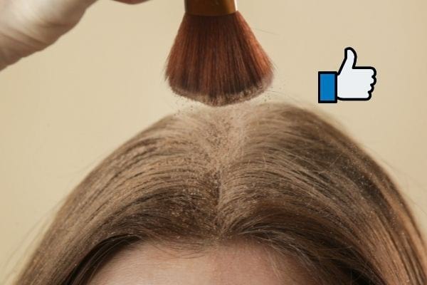 une femme se fait un shampoing sec