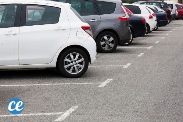 Des voitures garées dans un parking