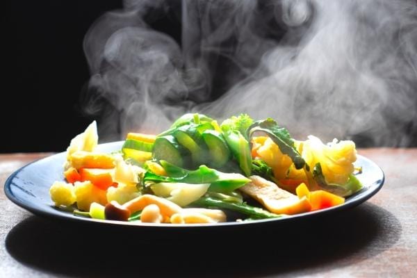 Assiette de légumes avec de la fumée 