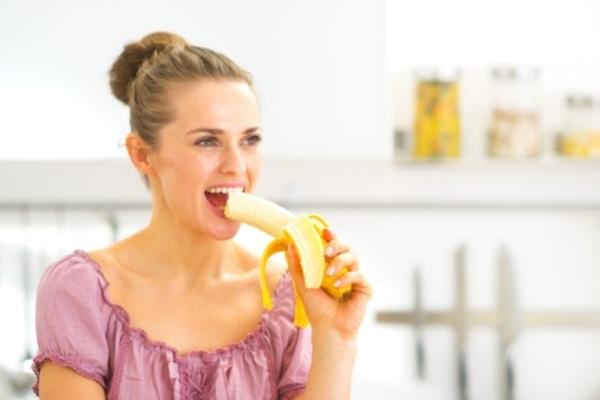 Une femme de bonne humeur grâce aux bienfaits de la banane