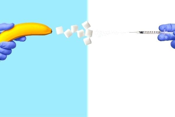 une seringue et une main qui tient une banane qui contribue à faire baisser le diabete