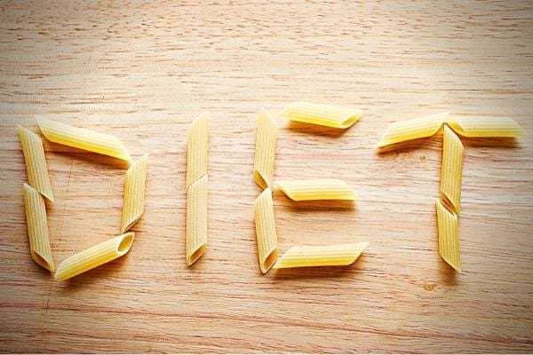 des pâtes dans une assiette avec de la salade pleine de bienfaits