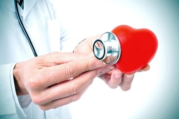 Un coeur rouge avec un homme avec un stétoscope