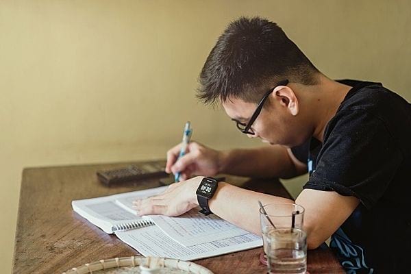 Un jeune homme révise ses cours