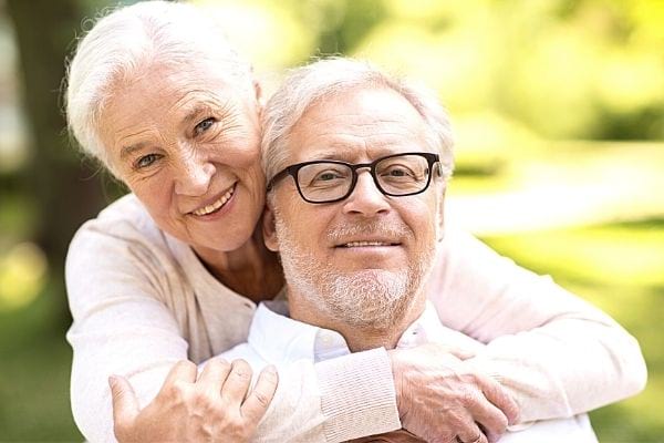 un couple de personnes âgées souriant