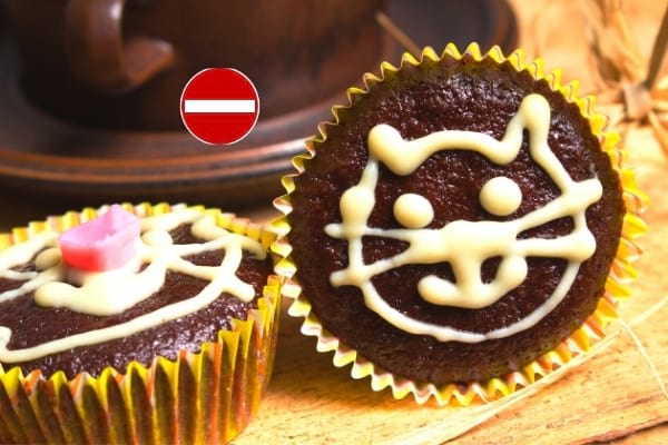 dessin de chat sur un cup cake au chocolat