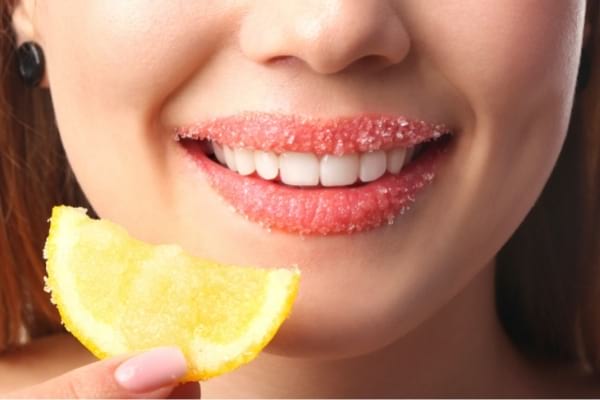 tranche de citron et lèvres avec du sel dessus