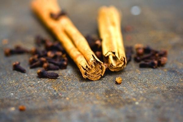 Des clous de girofle et de la cannelle pour éliminer les odeurs de friture