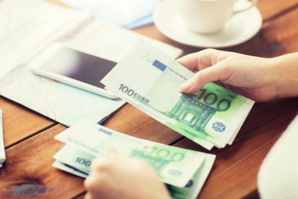 Une femme compte des billets pour ne pas être arnaqué par un vendeur du bon coin