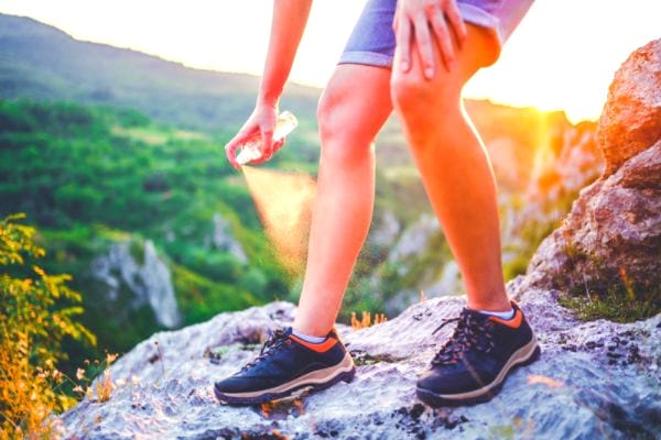 Ne gardez pas le spray répulsif antimoustique plus de 2 ans.
