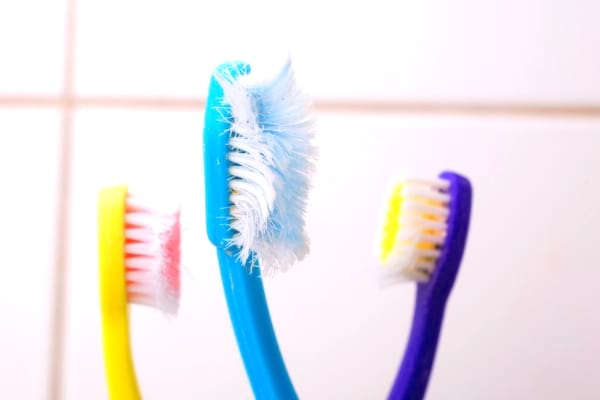 Les brosses à dents doivent être changées tous les 3 mois.
