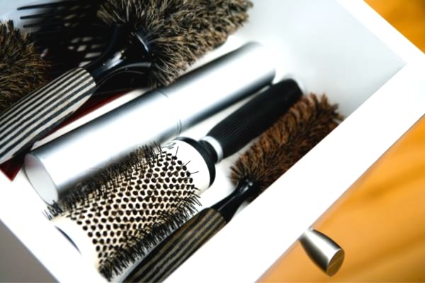 Les coiffeurs conseillent de changer de brosse à cheveux tous les 6 à 12 mois.