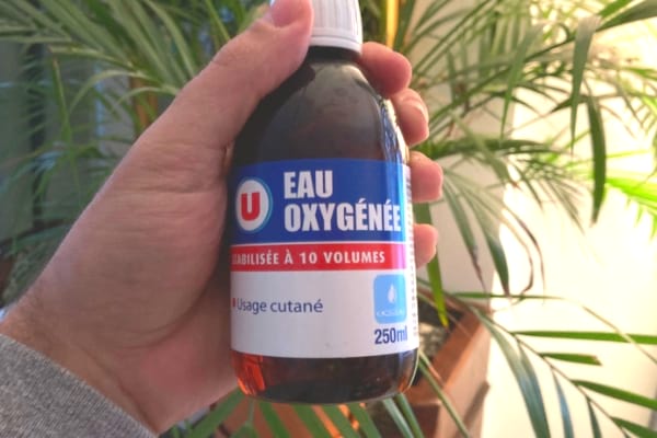L'eau oxygénée ouverte ne se conserve pas plus de 2 mois.