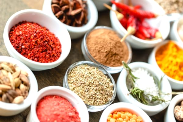 Les épices se conservent dans un endroit sec et à l'abri du soleil.