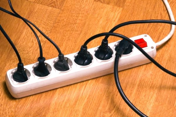 Les multiprises trop vieilles sont un risque de feu électrique.