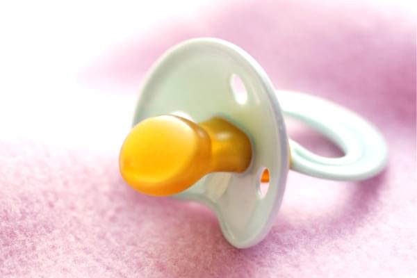 Les tétines en caoutchouc doivent être changées après 2 mois.