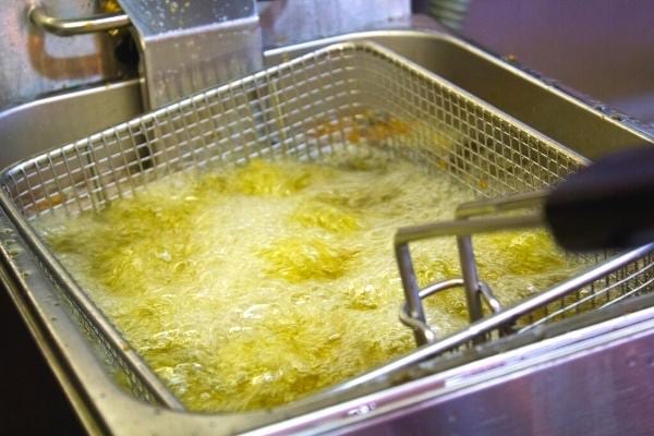 De l'huile de friture dans une friteuse à changer pour sentir meilleur