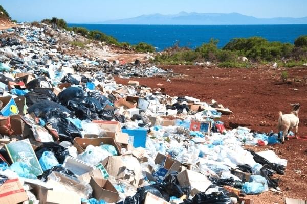 Tonnes de déchets polluants la planète