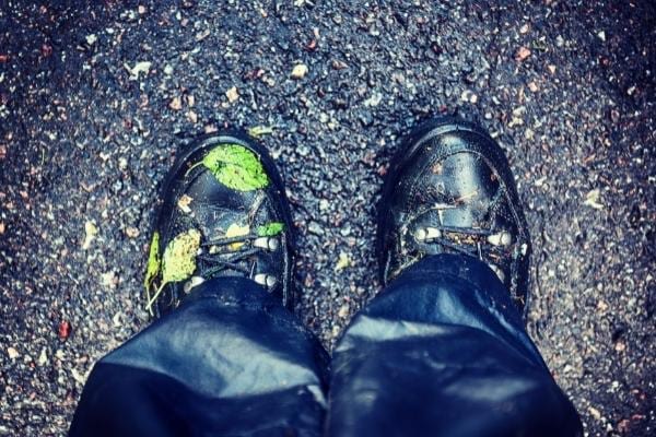 Des chaussures et des vêtements mouillés qui amènent de l'humidité dans la voiture