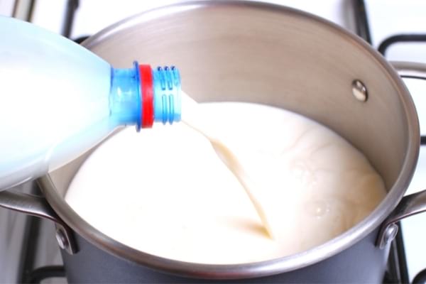 lait dans une casserole