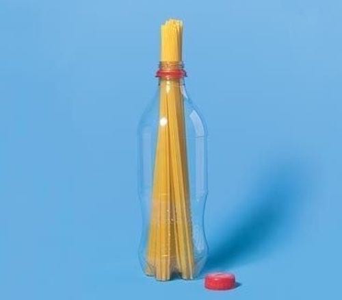 Doser la quantité de spaghettis avec une bouteille en plastique