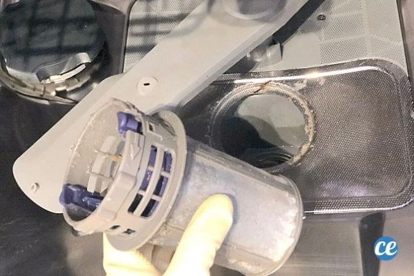 retirer le filtre du lave-vaisselle pour le nettoyer