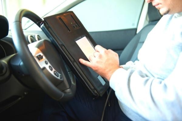 Un homme qui expertise une voiture vendu sur le bon coin