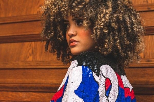 Une jeune femme avec des cheveux très bouclés