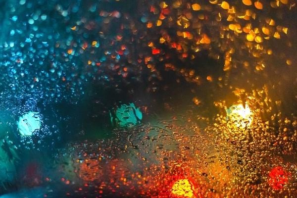 un pare brise avec des gouttes car trop d'humidité