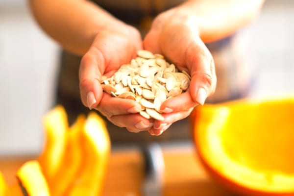 Avant d'être décortiquées, les graines de courge sont blanches.