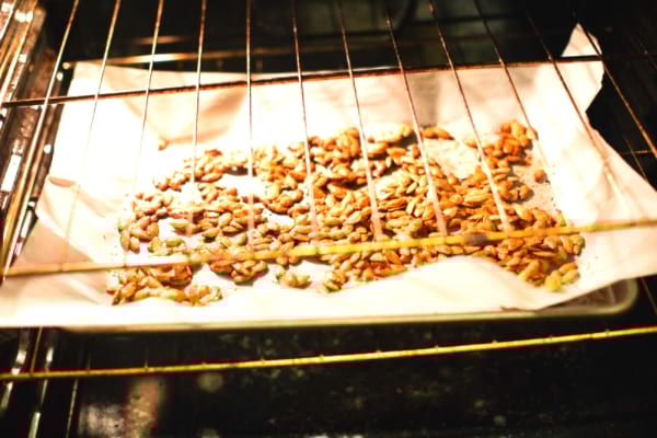 Des graines de courge qui grillent au four.