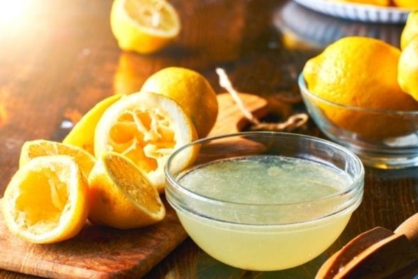 soucoupe de jus de citron pressé