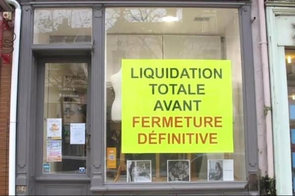 Panneau jaune de liquidation d'un petit magasin