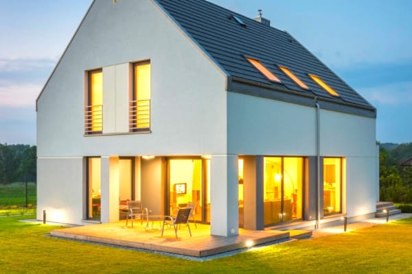 Une maison avec les lampes allumées simule une présence.
